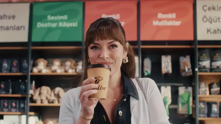 Ezgi Mola Tchibo’nun Yeni Reklam Yüzü Oldu: “Buluruz Buluşuruz Tchibo’da”