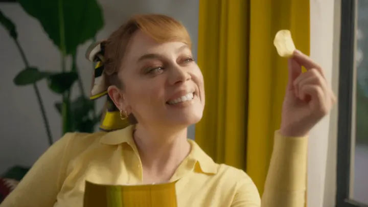 Demet Evgâr’lı Lay’s Reklamı Yayında: Nostalji Dolu Hikâye Dikkat Çekti