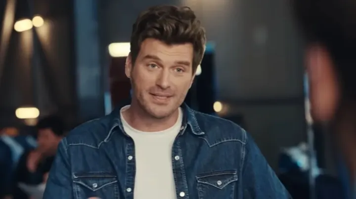 Kıvanç Tatlıtuğ’dan Mavi Reklamında Stil Mesajı: “Duruşun Karakterini Yansıtır”