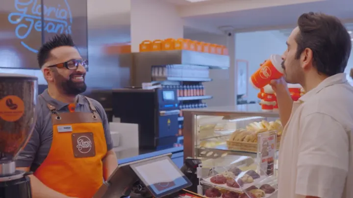 Gloria Jean’s Coffees’ten İlk Reklam Filmi: Ragga Oktay ile “Glorialandın”
