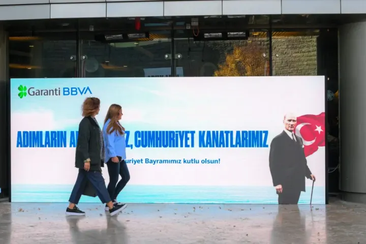 Garanti BBVA’dan Cumhuriyet’in 102. Yılına Özel Kutlama: “Adımların Adımlarımız, Cumhuriyet Kanatlarımız”