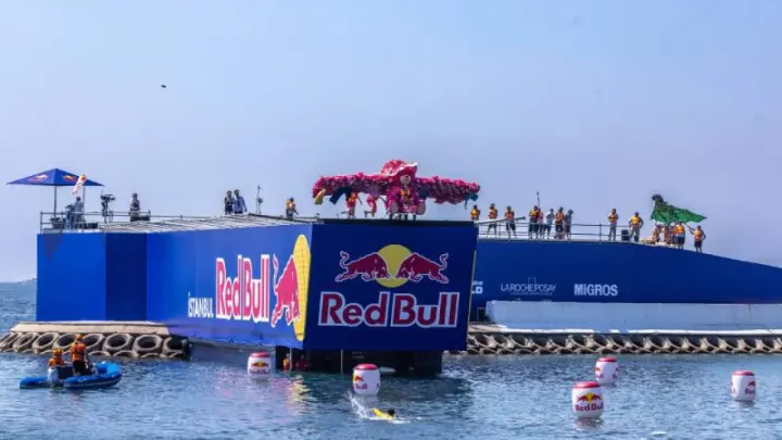 Yumoş’tan Red Bull Uçuş Günü’ne Özel Renkli Kampanya: “Yumoş Airlines”