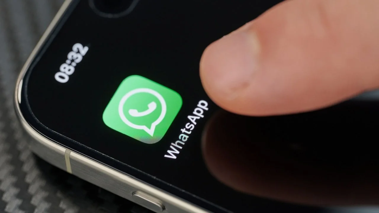 ABD'de WhatsApp'ın yapay zeka destekli mesaj özeti özelliği kullanıma açıldı.